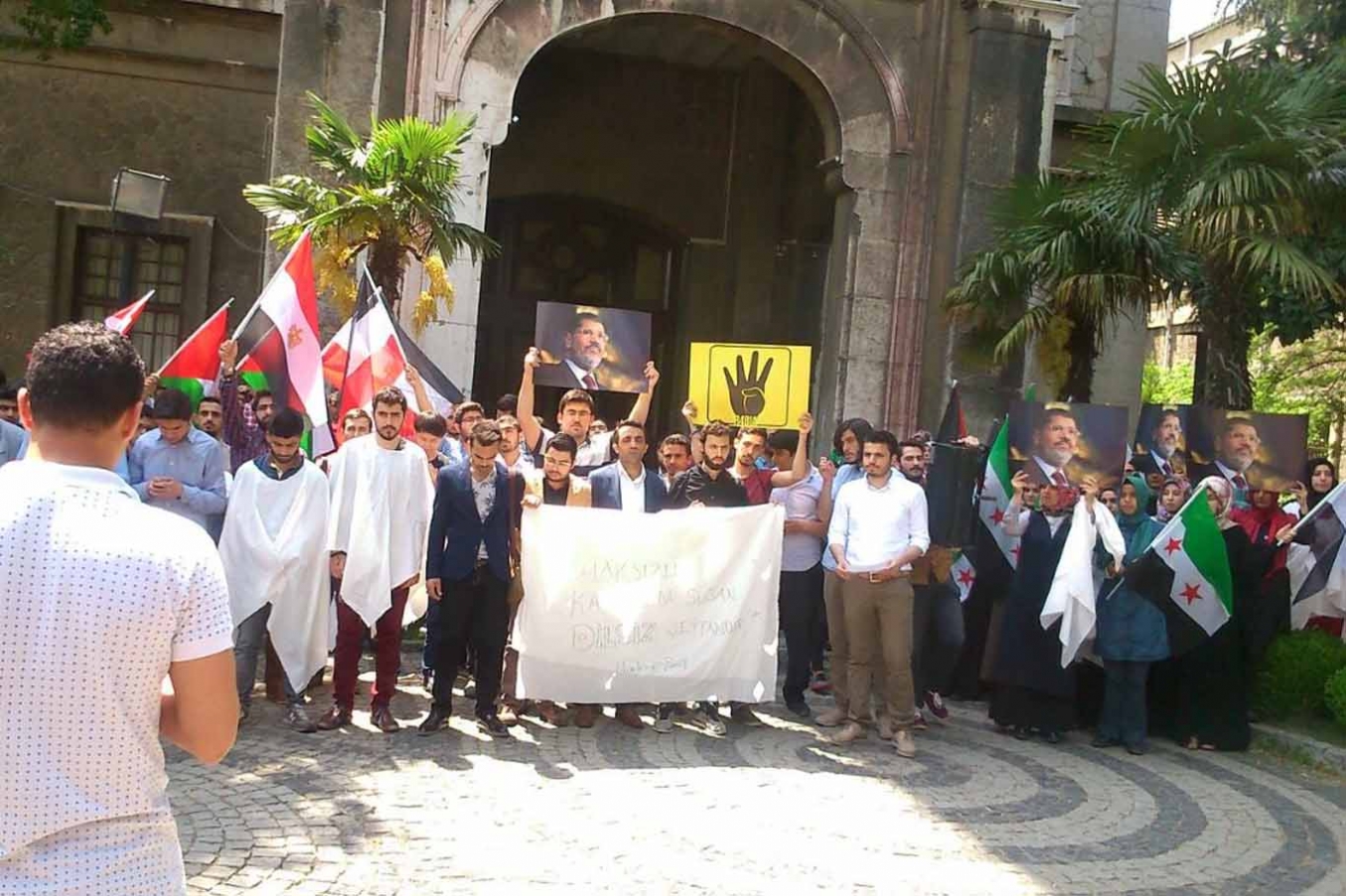 Üniversiteli öğrencilerden Mursi'ye destek
